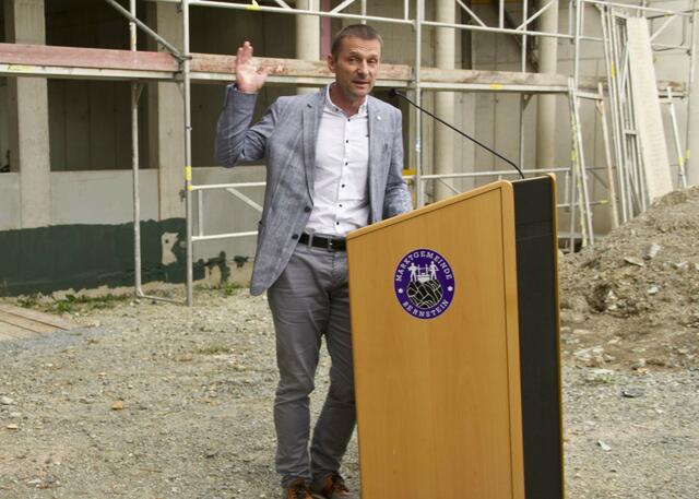 Klaus Tremmel danke allen Projektpartnern und lud zur Gleichenfeier ein.