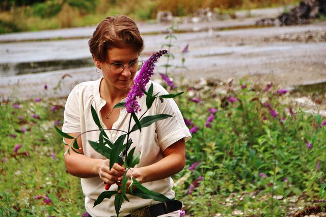 Die Floristin und Blumendesignerin Elena Hofmann gibt Tipps für einen einfachen Blumengruß im Späatsommer aus dem eigenen Garten bzw. Hinterhof ihres Blumenateliers. | Foto: Maria Tiefenbacher-Schöndorfer, 2022