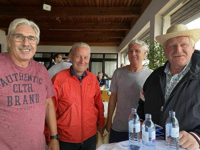Gerhard Katsmarik, Leopold Pfaffl, Horst Federmann und Friedrich Hagl suchten ein trockenes Platzerl. | Foto: C.Raidl