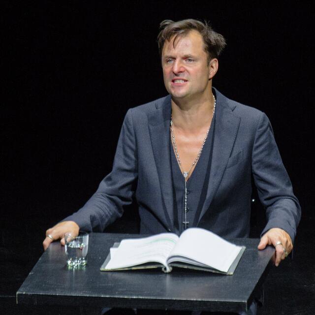 Philipp Hochmair kommt im Herbst mit einer musikalischen Lesung nach Linz.  | Foto: Karl Satzinger