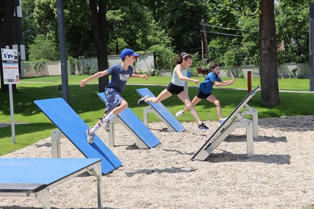 Jakob, Mirabell und Louisa lieben die sportliche Herausforderung. Am 1. Juli wird der Ninja Warrior Parcours eröffnet.