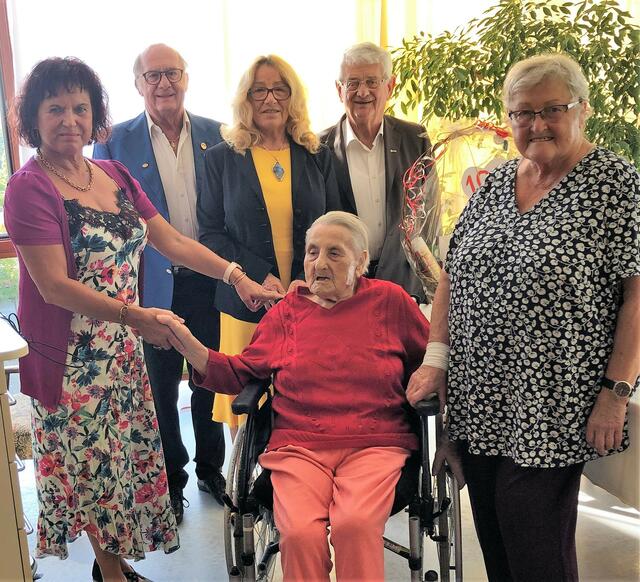 Jubilarin Hedwig Schibani mit Irmtraud Himmelbauer, Peter Seitz, Sigrid Seitz, Karl Grufeneder und Marianne Hanl (von links nach rechts). | Foto: Seniorenbund
