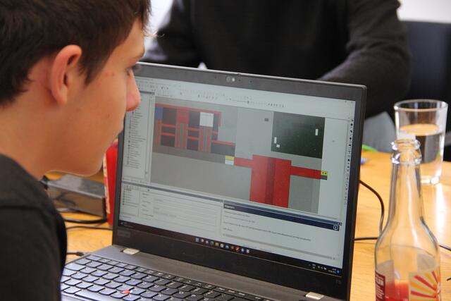 Erste Erfahrungen im Visualisieren und Programmieren konnten gesammelt werden.  | Foto: Thurner