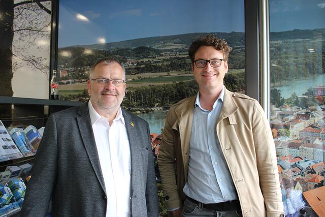 Georg Bachleitner, Geschäftsführer Stadtmarketing Braunau-Simbach GmbH/Tourismusverband Entdeckerviertel, mit Stefan Ammerer, Obmann Shopping in Braunau (v.l.). | Foto: Stadtmarketing Braunau.Simbach.Inn