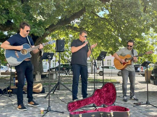 Die Aktion „Open-Stage - Straßenmusik für Braunau.Simbach.Inn“ bietet im Rahmen der Stadtmarketing-Aktion „Wir sind Sommer“ regionalen Bands und Solokünstlern Raum für Entfaltung. Noch bis Ende September treten Bands – wie etwa „Radio 8“ aus Simbach – auf dem Simbacher Kirchenplatz und  vor dem Rathaus Braunau auf. | Foto: Stadtmarketing Braunau.Simbach.Inn