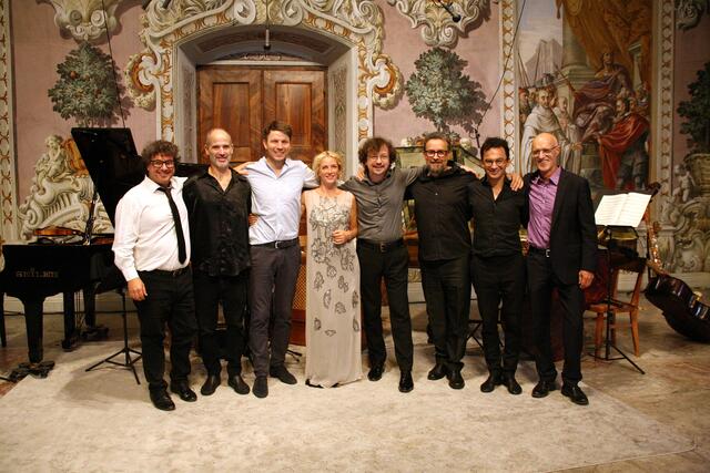 Grund zur Freude beim gelungenen Festivalauftakt für das Ensemble der Obertöne mit Toni Innauer, der als Obmann dem Obertöne Kammermusikverein vorsteht.