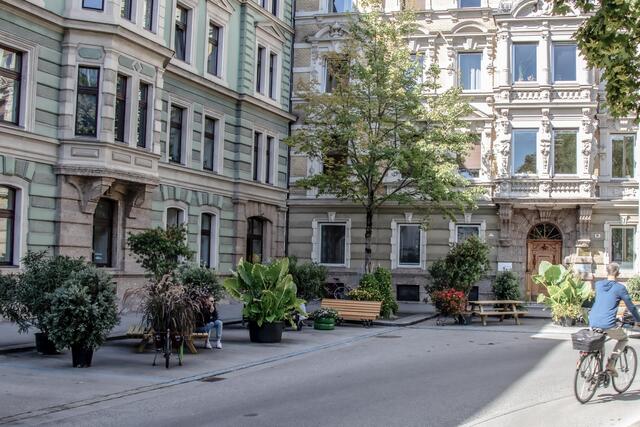 Am Adolf-Pichler-Platz mussten Parkplätze weichen. Stattdessen gibt es hier temporär Sitzbänke.  | Foto: WKO
