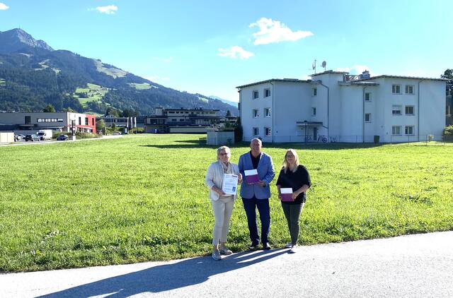 Claudia Pali, Heribert Mariacher, BirgitGogl vor dem Mauthfeld. | Foto: Grander
