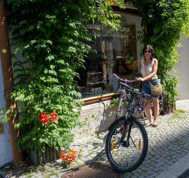 Ökologisches Denken trifft auf regionale Wertschöpfung – „Radeln in der Region - einkaufen und einkehren auf zwei Rädern“: Marianne Artner aus Braunau konnte sich als Wochengewinnerin des "Radel-Fotocontest" über Brückenzehner freuen. | Foto: Stadtmarketing Braunau.Simbach.Inn