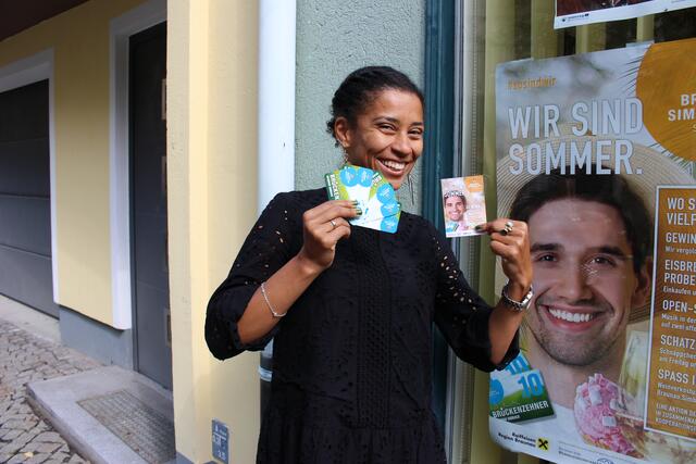 Die Braunauerin Suzanna Kisekka-Hirsch nahm am Gewinnspiel im Rahmen der "Wir sind Sommer"-Aktion teil und bezahlte ihre Einkäufe mit dem Brückenzehner-Einkaufsgutscheinen. | Foto: STS Braunau-Simbach
