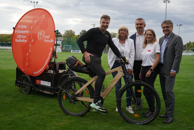 Bei der Radfreunde-Konzert-Tour in Neusiedl am See: Leo Hillinger, SPÖ-Bürgermeisterin LAbg. Elisabeth Böhm, SPÖ-Landesrat Heinrich Dorner und Michael Gerbavsits von der WiBuG  | Foto: Andrea Glatzer