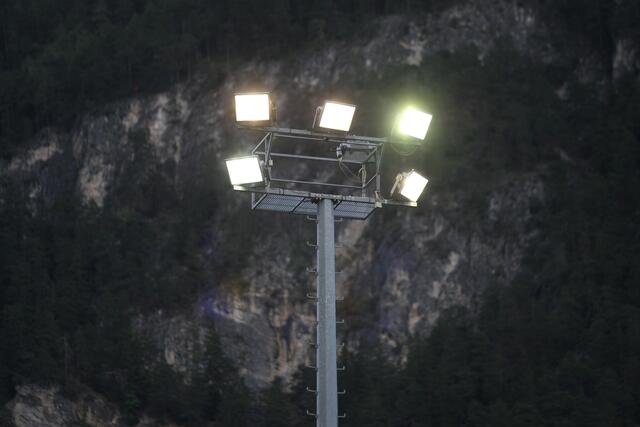 Der Einsatz von Flutlicht bei Fußballspielen im Amateurbereich sorgt aktuell für Diskussionen. | Foto: Peter Leitner