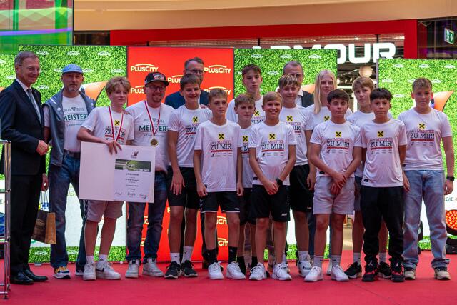 DIe Kicker des U14 der SV Bögl Hohenzell bei der Nachwuchsmeisterehrung in  der Plus City. | Foto: SV Bögl Hohenzell