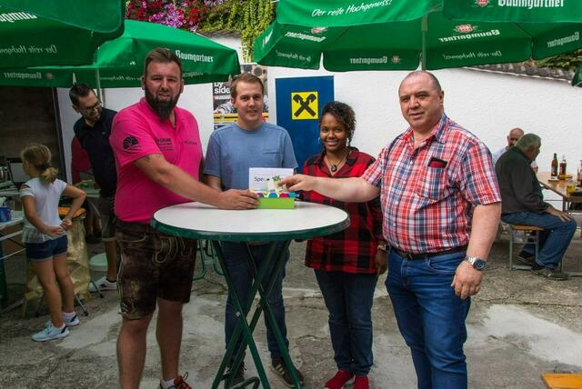 Veranstalter Michael Maier nahm die Spende von den Schardenberger SPÖ-Gemeindräten Valentin Weitzhofer und Ahlam Dorfer sowie Fraktionsvorsitzendem Manfred Eymannsberger beim 3. Benefizolditmertreffen entgegen.  | Foto: SPÖ