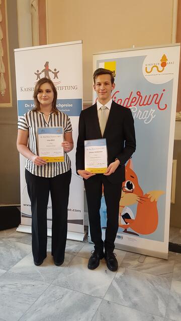 Lilian Bruss und Johannes Thuswaldner vom Europgymnasium Leoben erhielten jeweils für ihre Vorwissenschaftliche Arbeiten den Hans-Riegel-Fachpreis. | Foto: KK