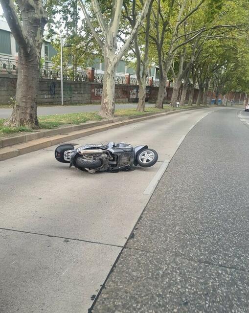 Der Motorradfahrer fuhr gegen einen Baum und wurde lebensgefährlich verletzt. | Foto: LPD Wien