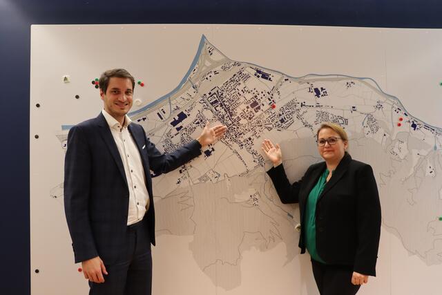 Bgm. Michael Riedhart und Grünen-Fraktionsführerin Iris Kahn stellten ihre Pläne für die nächsten sechs Jahre vor. | Foto: Christoph Klausner