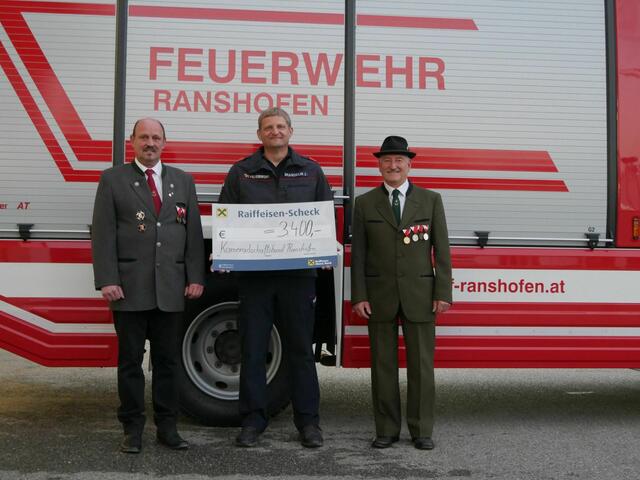 Die Scheckübergabe an die Freiwillige Feuerwehr Ranshofen.  | Foto: Freiwillige Feuerwehr Ranshofen