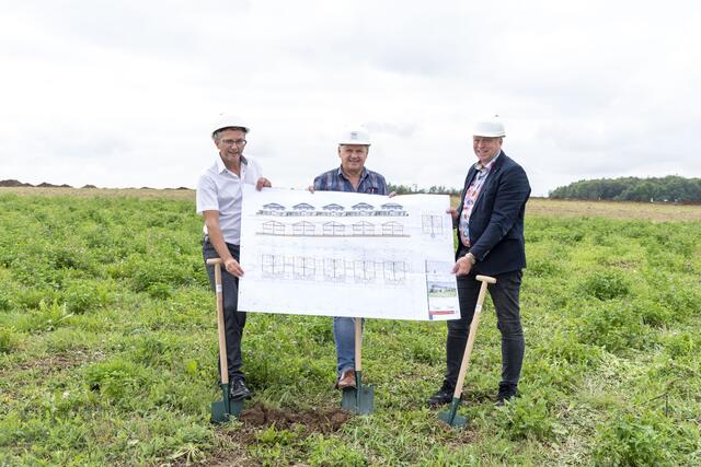 Hartl Haus-Fachberater Christian Eßmeister, Leiter Objektbau Erwin Nechwatal und Bürgermeister Karl Schützenhofer (v.l.). | Foto: Hartl Haus