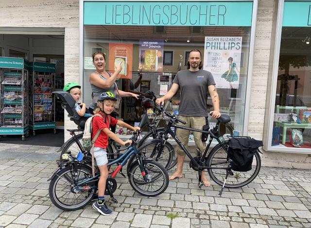 Die Familie Rechl aus Simbach fotografierte sich vor ihrem Lieblingsladen und freute sich als Wochengewinner des "Radel-Fotocontest" über fünf Brückenzehner. | Foto: Stadtmarketing Braunau.Simbach.Inn