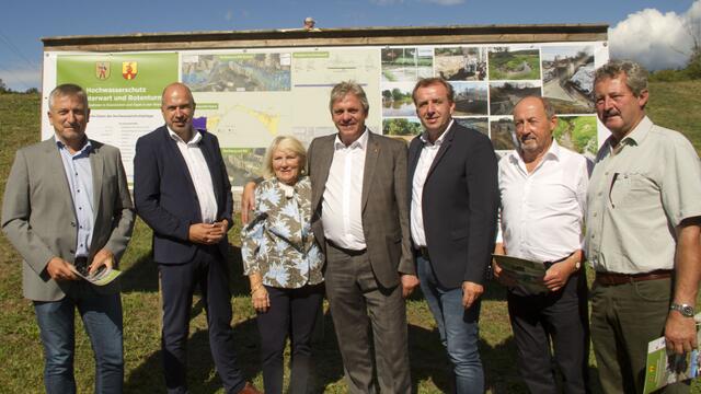 Vorstand Josef Wagner präsentierte mit Vertretern der Gemeinden Unterwart und Rotenturm das fertige Hochwasserschutzprojekt in feierlichem Rahmen in Eisenzicken.
Von links: Josef Wagner, Bgm. Hannes Nemeth, Klara Liszt, Manfred Wagner, NR Christian Drobits, Bgm. a. D. Josef Horvath und OV Harald Haselpacher.
