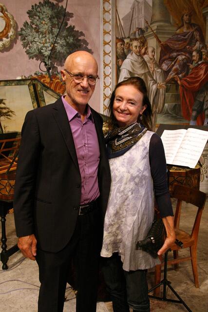 Toni Innauer (Obmann des Obertöne Kammermusikvereins) mit Gattin Marlene freut sich über den Erfolg der Konzertreihe, die zum kulturellen und gesellschaftlichen Fixpunkt gewachsen ist.