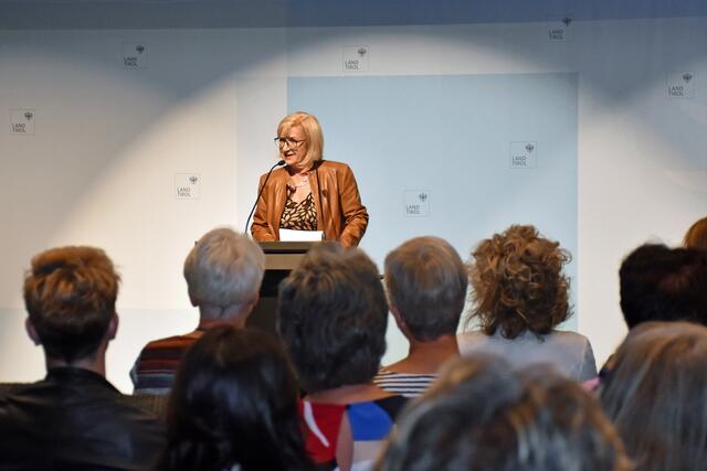 LR Beate Palfrader würdigte die Arbeit der BibliothekarInnen. | Foto: Land/Huldschiner