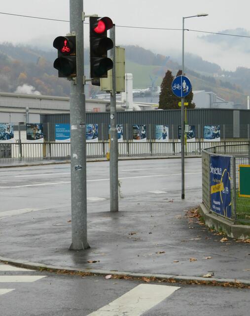 Radfahrer-Hindernis Mariazeller Straße/Einfahrt NTK. Hier sind gleich drei Stangen einbetoniert. Dort soll vor Jahren auch bereits ein Radfahrer zu Tode gekommen sein. | Foto: Heliodor Heigl