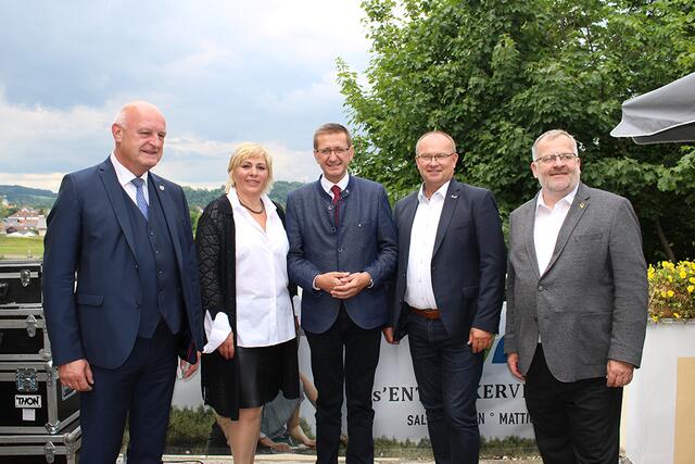 Klaus Schmid (1. Bürgermeister Stadt Simbach am Inn), Christine Baccili (Vorstandsvorsitzende Tourismusverband Entdeckerviertel), Wirtschafts- und Tourismuslandesrat Markus Achleitner, Johannes Waidbacher, Bürgermeister Stadtgemeinde Braunau am Inn und Georg Bachleitner (Geschäftsführer Stadtmarketing Braunau-Simbach GmbH/Tourismusverband Entdeckerviertel) bei der Eröffnungsfeier der neuen Büroräumlichkeiten am 10. Juni 2022 (v. l.). | Foto: Stadtmarketing Braunau.Simbach.Inn