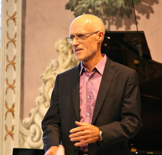 Toni Innauer blickte in einen vollen Saal und bedankte sich beim Stammpublikum für das anhaltende Interesse an den Konzerten.