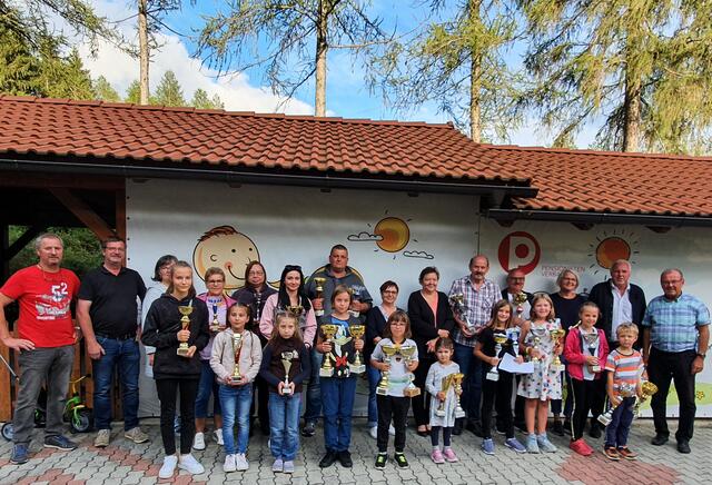 Die Pokalgewinnerinnen und -gewinner des 28. Kammerner Familienspielfest | Foto: Kammern i. L.