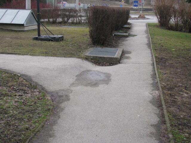 Walfersamsiedlung, südlich der Werk VI-Straße: Wer über den Beton stolpert ist selber Schuld? | Foto: Heliodor Heigl