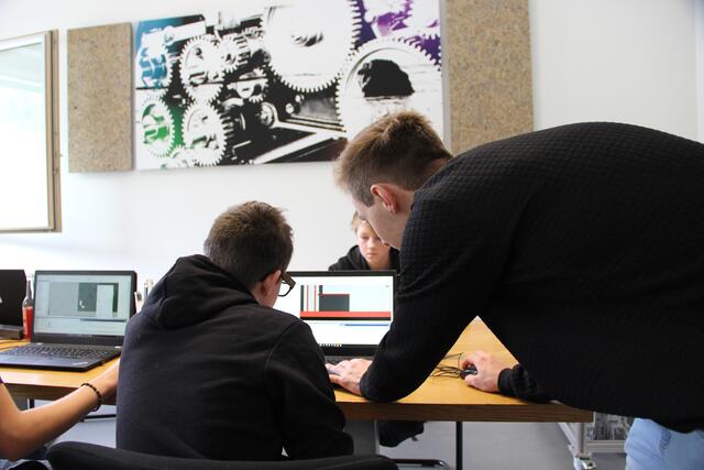 Fabian erklärte den wissbegierigen Schülern wie man eine Anlage visualiert.  | Foto: Thurner