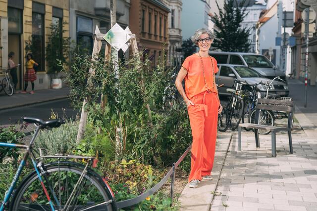 Eine der Initatorinnen für das Grätzelfest am Strozzigrund: Katharina Ronacher von der Schneiderei Cadé. | Foto: Lokale Agenda Wien/Tim Dornaus