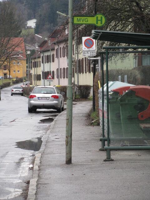 Ebenfalls beim Kindergarten Haubergerstraße, wenn auf der Straße ein Auto parkt, muss man mit dem Kinderwagen auf die Straße hinaus. | Foto: Heliodor Heigl