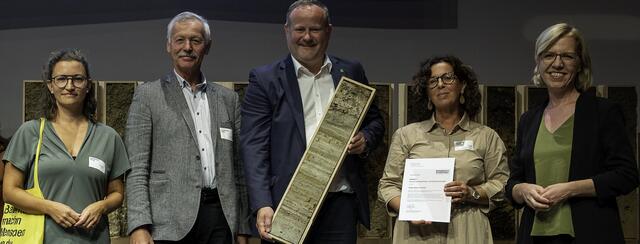 Von links: Jurorin Elisabeth Leitner (Obfrau Verein Landluft), Ex-Inkoba-Obmann Fritz Stockinger, Inkoba-Obmann Günter Lorenz,  Inkoba-Geschäftsführerin Christa Kreindl und Bundesministerin Leonore Gewessler. | Foto: BMK