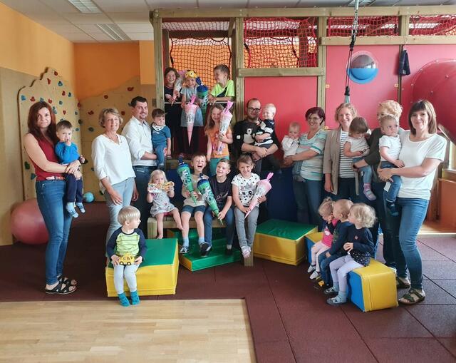 Die Taferlklassler Lucas Böhm, Leon Weisgram, Sophie Höllerschmied, Amelia Huber, Emma Plattner, Eleonore Seilern-Aspang und Elias Weber, Bürgermeister Rainer Hirschmann, die Betreuerinnen Gerlinde Kreuzwieser, Hedwig Zimmermann, Petra Müller, Cornelia Hauer, Petra Breinhölder und Petra Friedrich, Stadtamtsdirektor Jürgen Uitz sowie die Kinder Lorenz Wald, Niklas Hirschmann, Martin Wald, Sophie Walter, Simon Uitz, Joseph Piringer, Anja Holzweber, Nico Kreuzer, Milena Tischler, Simon Zimmermann und Marion Zimmermann. | Foto: Stadtgemeinde Litschau