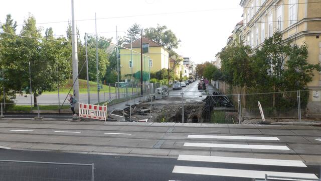 In den letzen Jahren eine tolle Zu- und Durchfahrtsmöglichkeit zur VS-Geidorf. Aktuell bietet diese Verlängerung der Baustellensperre eine Chance zur Entschleunigung für den Umgebungsbereich der VS-Geidorf.