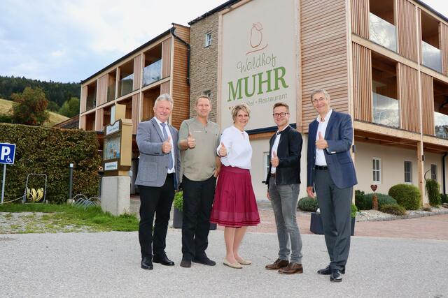 Freude bei LAbg. Hubert Lang, Dietmar und Alexandra Muhr, Bgm. Gerald Klein und Feistritzwerke-GF Erich Rybar (v.l.). | Foto: Alfred Mayer