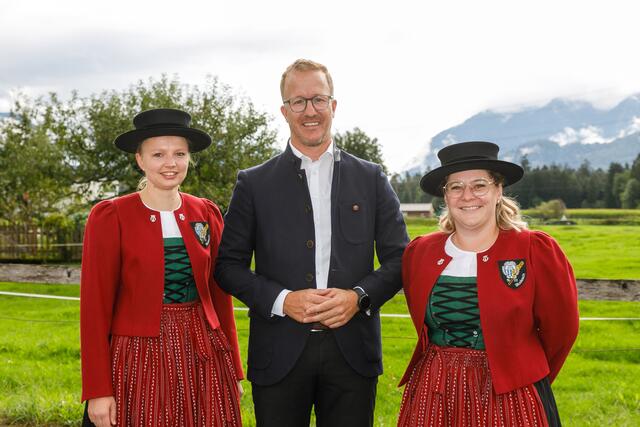 Die beiden Obfrauen Ramona Albrich und Raphaela Kölly mit LR Christian Gantner in der Mitte | Foto: VLK/Bernd Hofmeister