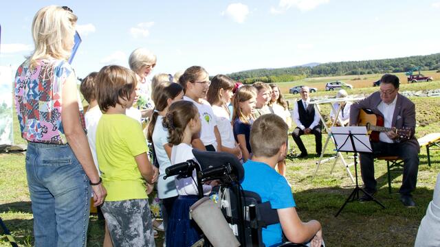Die Schulkinder sagen und spielten mit Dir. Andreas Racz und gestalteten gemeinsam mit dem Kirchenchor den Festakt.