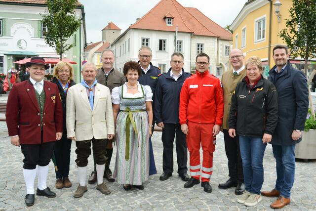 Kpm. Dominik Völker BSc. (Musikverein), Ing. Gabriele Doppler (Pfadfinder), Ewald Braun (Gilde), StR Günter Steindl, Bgm. Ludmilla Etzenberger, UA-Kdt. HBI Gottfried Gießrigl, HBI Gerald Riegler (FF-Gföhl), BM Ing. Daniel Simlinger (RK-Gföhl), BH Mag. Günter Stöger, Karin Denk (Oldtimerfreunde) und StR DI Stefan Hagmann BSc. | Foto: Stadtgemeinde Gföhl / RS