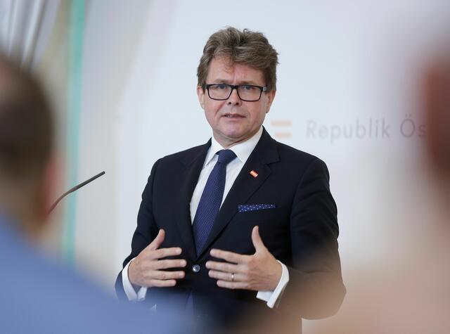 Bildungsminister Polaschek war in der Schule der Linzer Oblatinnen zu Gast – die HLA für Sozialbetreuung und Pflege wird nun ins Regelschulwesen überführt.  | Foto: BKA/Regina Aigner
