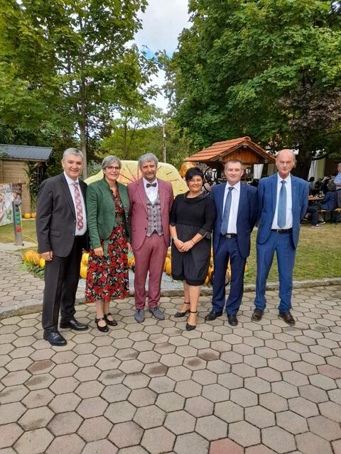 Feierten mit: Walter Temmel, Bürgermeisterin Karin Kirisits, Gemeindevorstand Franz Bauer, Marianne Hackl, Vizebürgermeister Andreas Grandits, Altbürgermeister Emil Grandits (von links). | Foto: Gemeinde Hackerberg