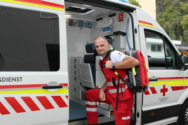 Bernhard Bauer ist seit mehr als 15 Jahren beim Roten Kreuz Rettungssanitäter.  | Foto: Rotes Kreuz Salzburg