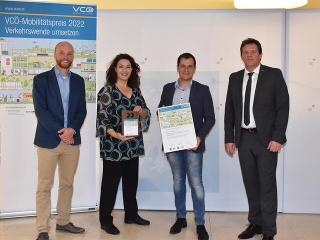 LHStvin Ingrid Felipe, VCÖ-Experte Michael Schwendinger (li.) und ÖBB-Regionalmanager Rene Zumtobel (re.) übergaben den VCÖ-Mobilitätspreis Tirol an Projektleiter Martin Tschurtschenthaler von den Stadtwerken Kufstein. | Foto: Land Tirol/Knabl