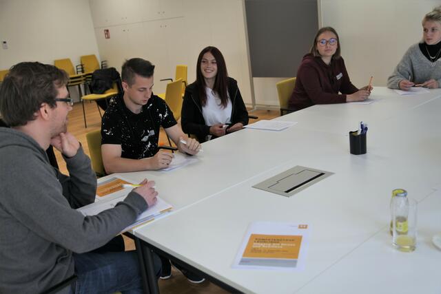  Gemeinsam erarbeiteten die jungen Mitarbeiter, was für sie Stress bedeutet. | Foto: Hilfswerk Salzburg