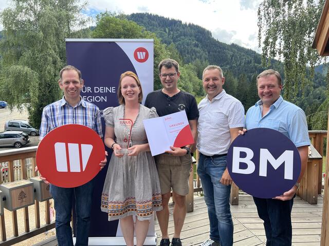 Preisübergabe an den Waldpark Hochreiter: Markus Hofbauer mit Angelika Pretterhofer und Erhard Pretterhofer sowie Thomas Marichhofer und WB-Ortsgruppenobmann Wolfgang Wiltschnig. | Foto: WB Bruck-Mürzzuschlag