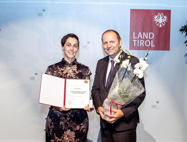 Sportlandesrat LHStv Josef Geisler verlieh Bogenschützin Tanja Brüstle vom Heeressportverein Absam die Tiroler Sportehrennadel in Gold mit Brillant. | Foto: © Land Tirol/Simon Rainer