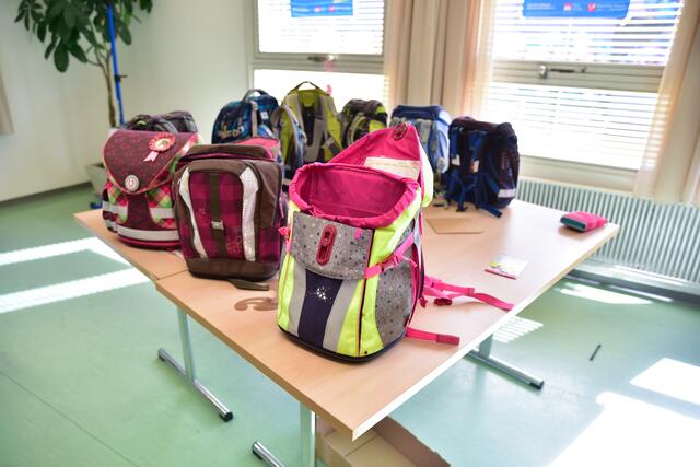 150 Schultaschen standen bei der Tauschbörse zur Auswahl.  | Foto: Stadt Salzburg/Rocio Escabosa